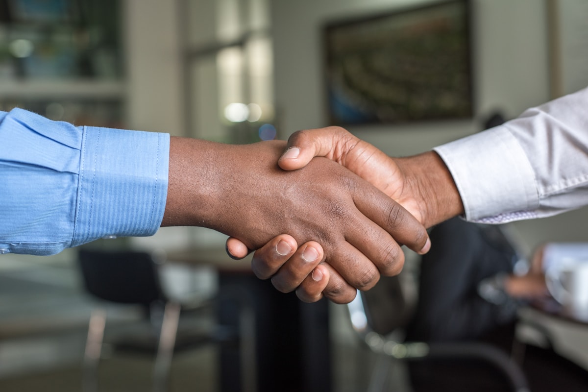 Reunion entre un corredor de seguros y un cliente en una oficina